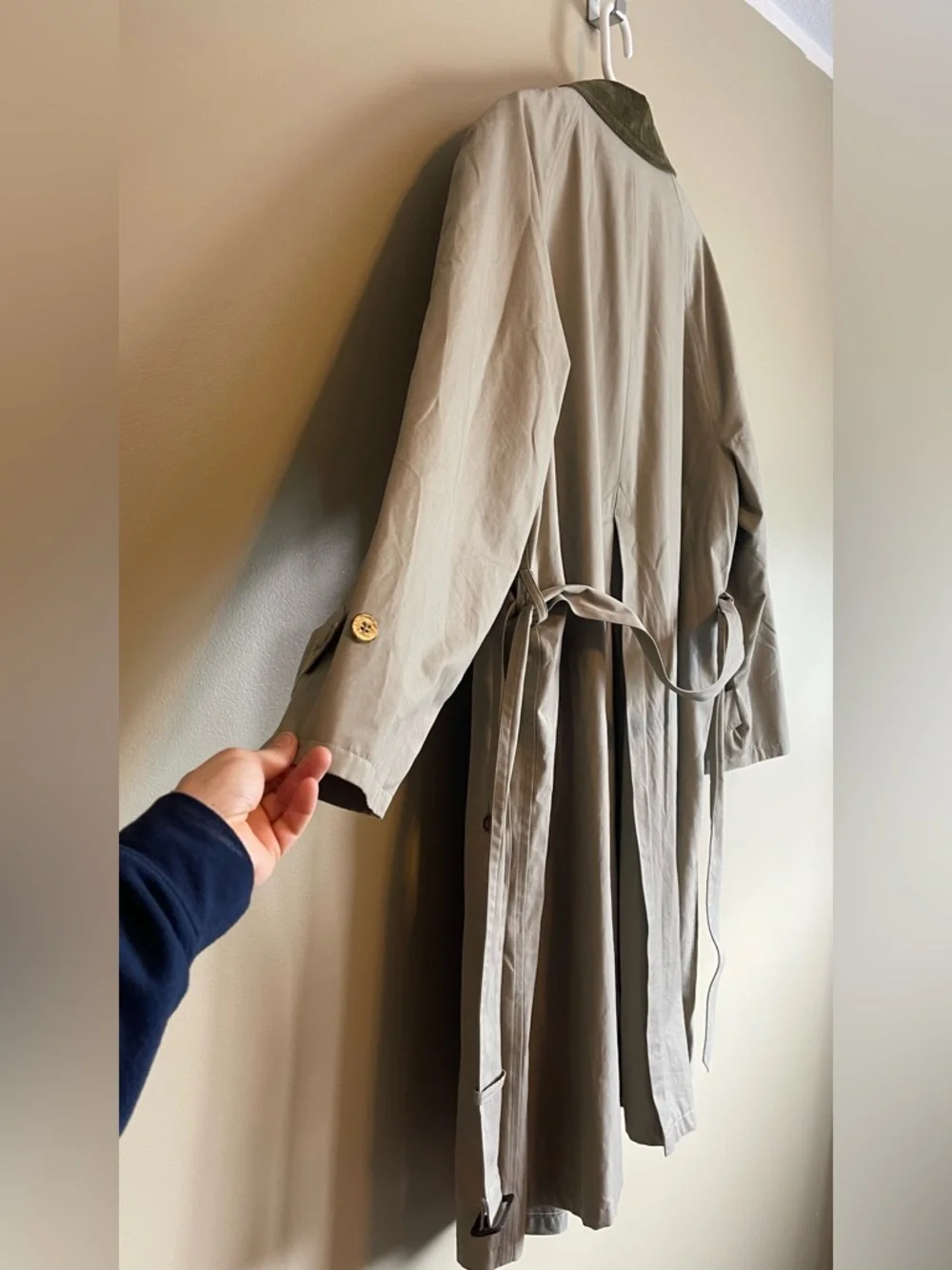 Classic Beige Trench Coat with Contrast Collar - Picture 5 of 11